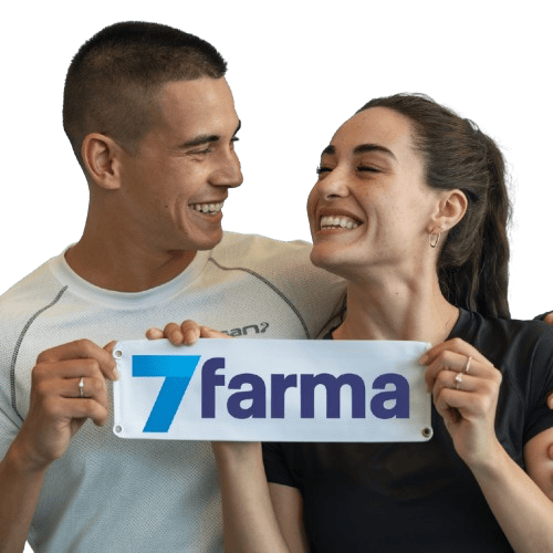 Um Baner promocional de um homem e uma mulher segurando um mine baner escrito 7farma